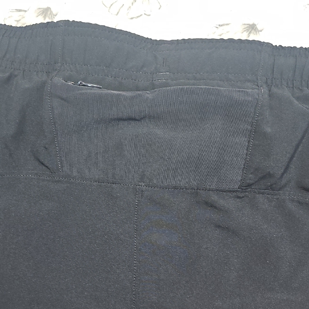 Under Armour Black & Silver Shorts Heatgear W/ Liner Shorts And Zippered Pocket - Picture 3 of 4
